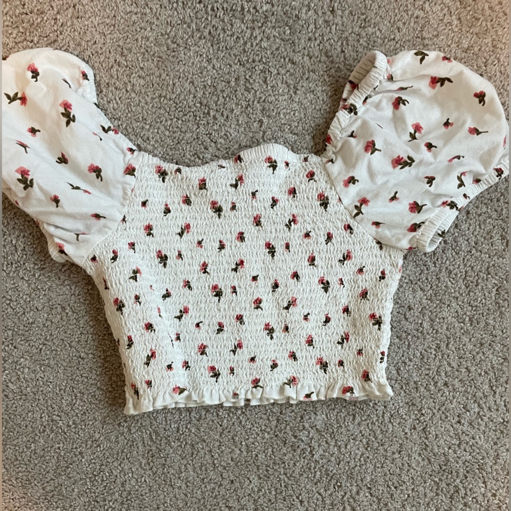 American Eagle puff sleeve floral crop top